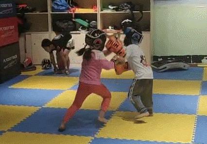 男生太难了，拳霸李*荣大**竟然被一个娇小的女生疯狂追着打？