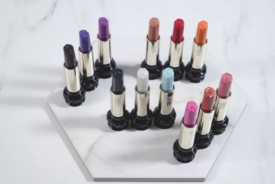 不做俗人的新一天，让安娜苏魔漾晶灵唇膏带你造型百变