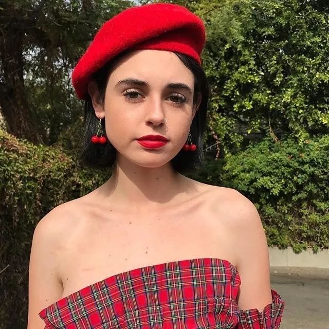 杨紫穿黑色连帽卫衣搭配,杨紫同款kk衣服