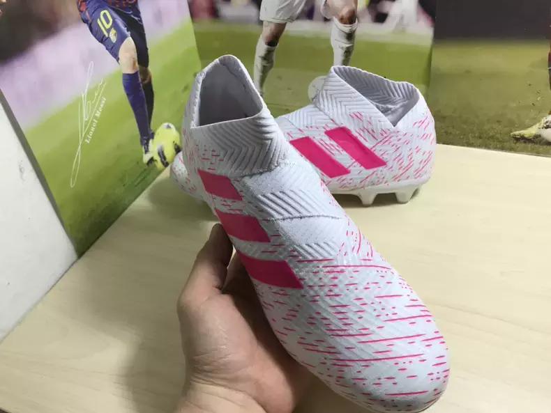 adidas足球鞋新配色,adidas短跑钉鞋