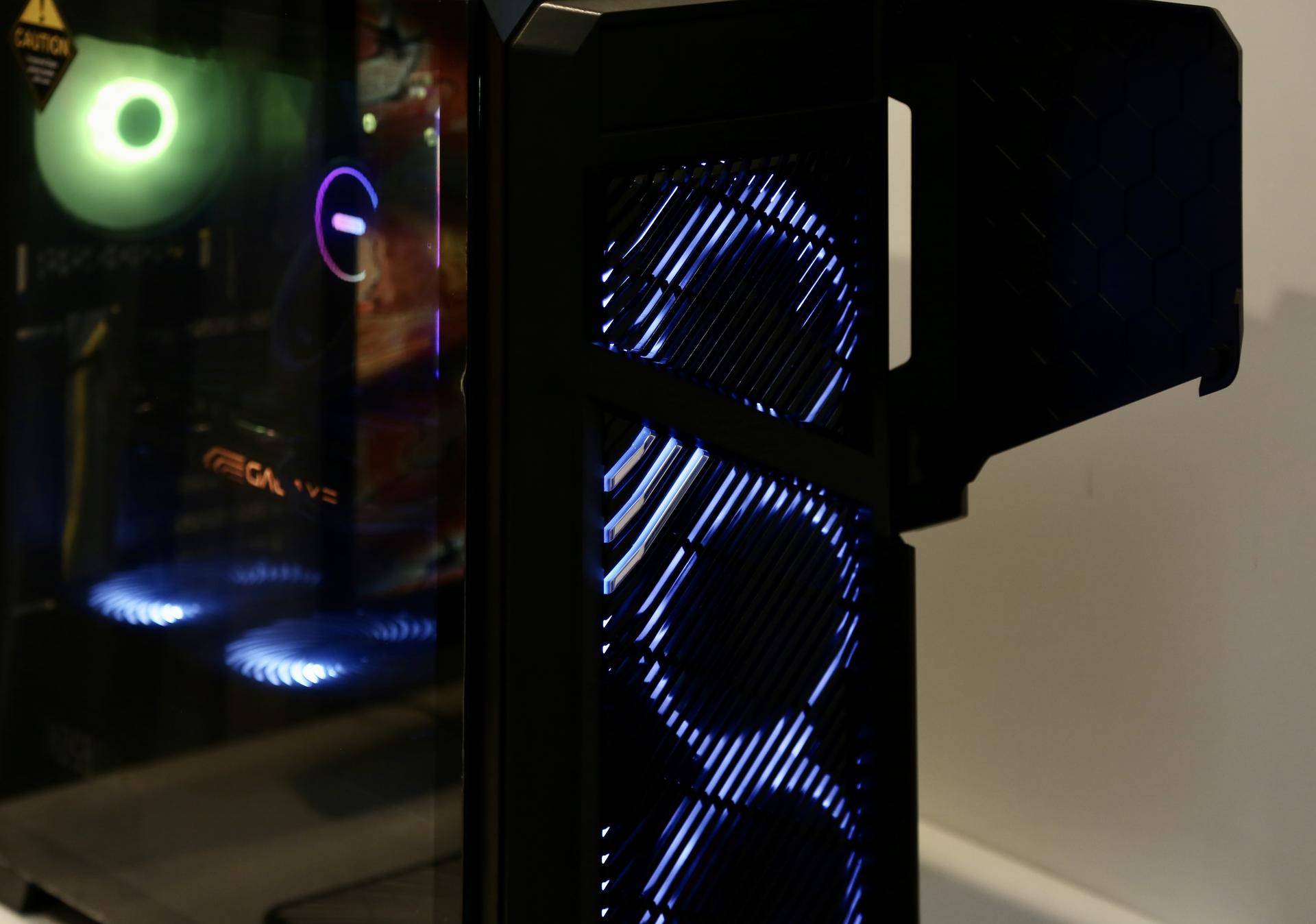 为刚踏入社会的小兄弟，配了一台高颜值散热好的FLUX平台主机