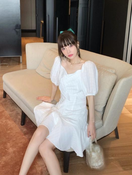 李小璐浴室晒自拍，羊毛卷发型越来越“玉女”，难怪不想复合