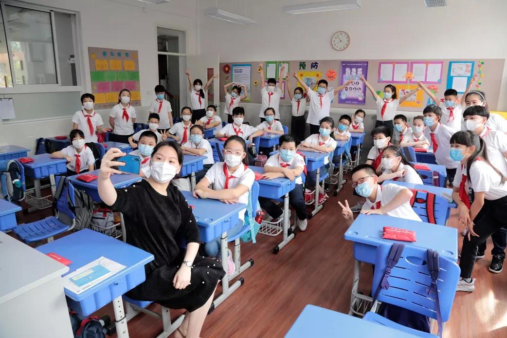 “嘿，我们开学啦！”今日返校师生自拍留念这一刻