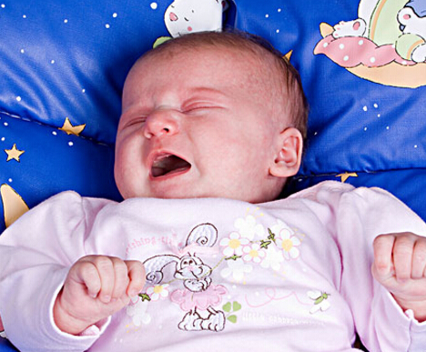 宝宝哭闹吐奶放屁肚子咕噜咕噜,宝宝夜里哭闹频繁睡不踏实老放屁