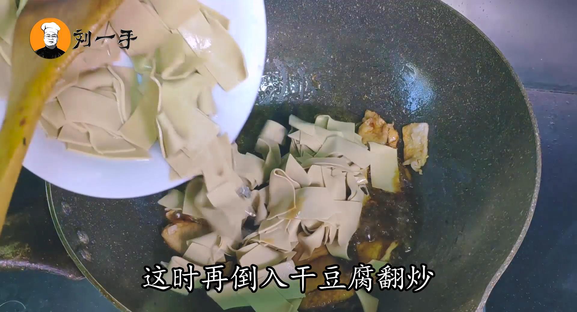 豆腐皮这个做法太好吃了,豆腐皮上桌凉拌一家人