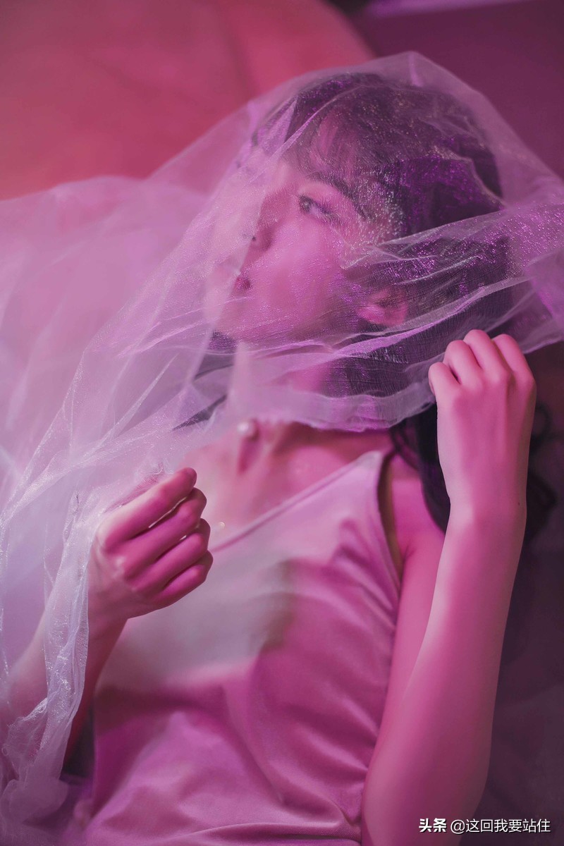 靓靓聊第160期：美女紫色灯光下呈现的一种非主流美，慵懒又高贵