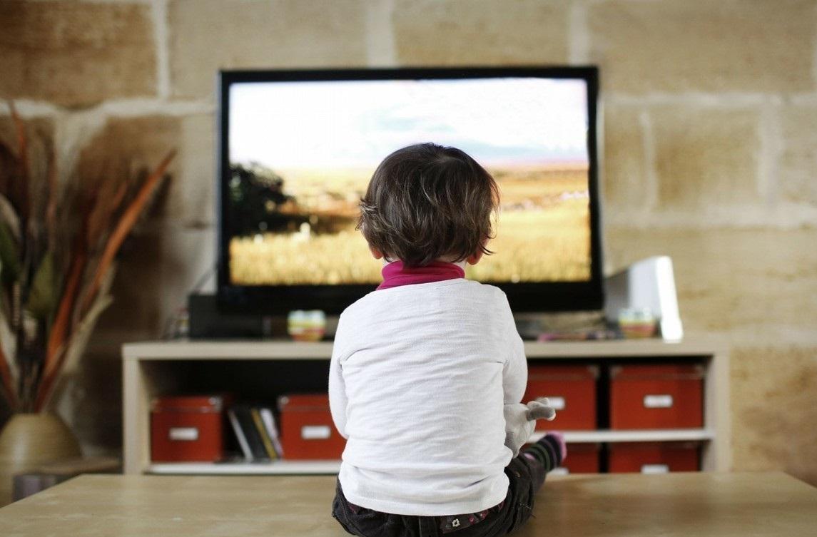 孩子沉迷看电视,不让看就大哭大闹,四个好办法解决家长苦恼