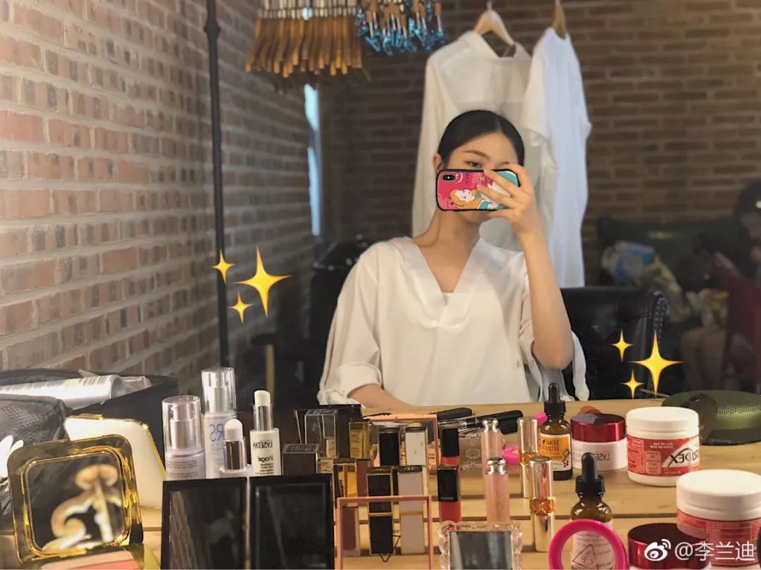 老姐姐跪了，1998年出生的杨超越已经用上3000的LaPrairie眼霜了