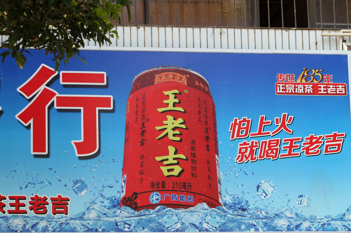 开奶茶店，营销的目的：不降价促销的情况下让顾客排队购买