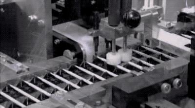 圆珠笔按下去弹不回来怎么办,圆珠笔一按就出水什么意思