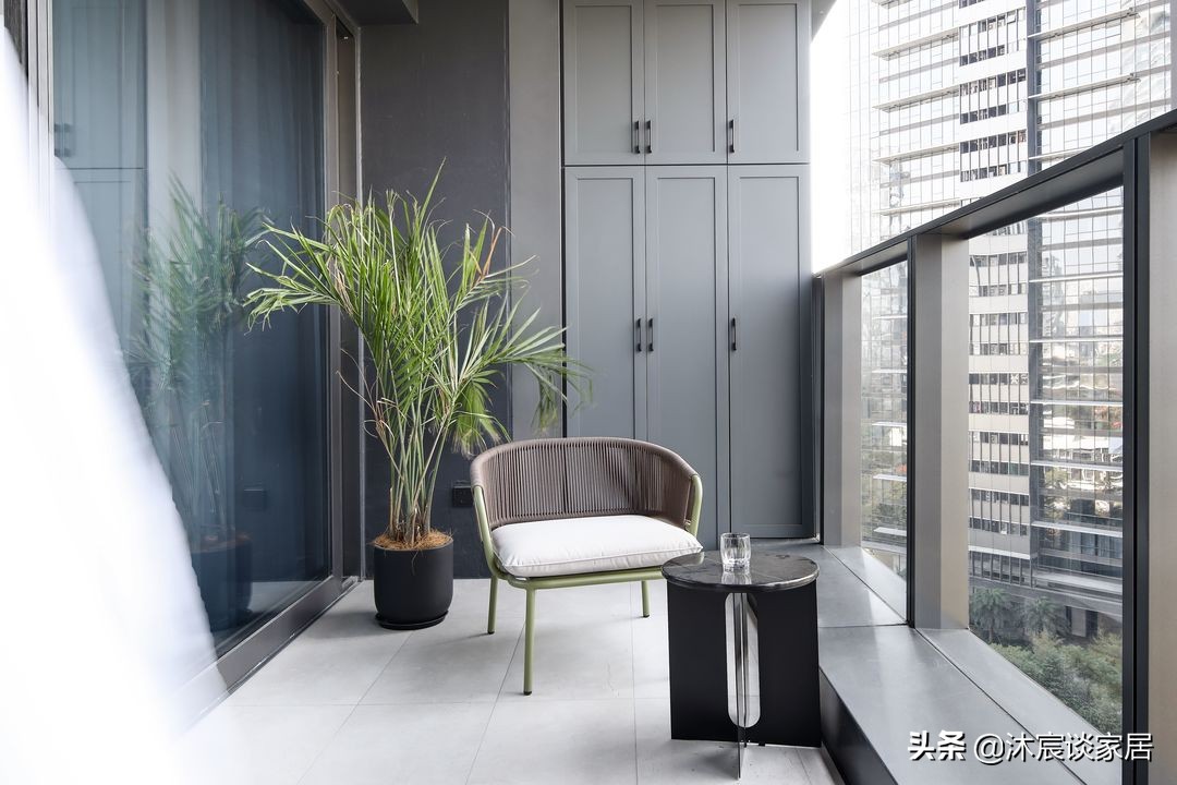 看完她的新家，才知生活可以如此有品质，室内极简大方且随性美好