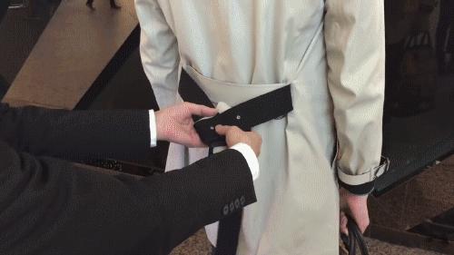 风衣腰带前面怎么绑最好看,怎么绑风衣后腰带