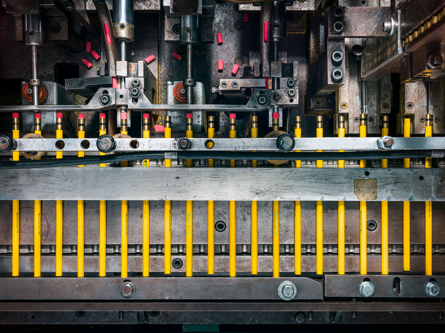 铅笔原来是这样做出来的,铅笔的制作过程是怎么样的