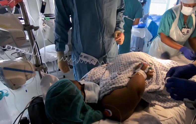 腹中胎儿长出肿瘤，孕妇忍着剧痛，给胎儿打麻药做手术