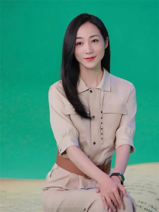 年轻的女人白头发梳什么发型,50岁发量少梳什么发型好看