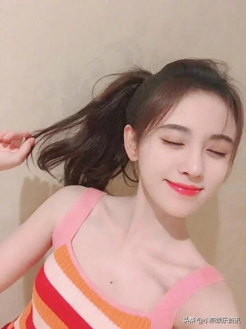 鞠婧祎杨超越丸子头,对比杨超越和鞠婧祎同穿蓝裙