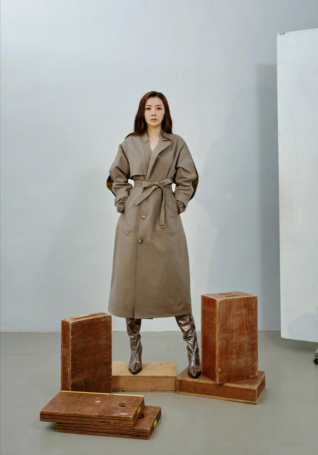 熊黛林穿白衬衫黑色背带裤,熊黛林露肩长裙大秀好身材