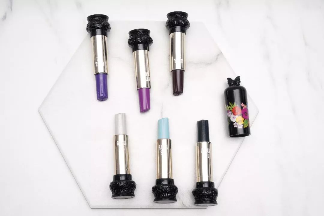 不做俗人的新一天，让安娜苏魔漾晶灵唇膏带你造型百变