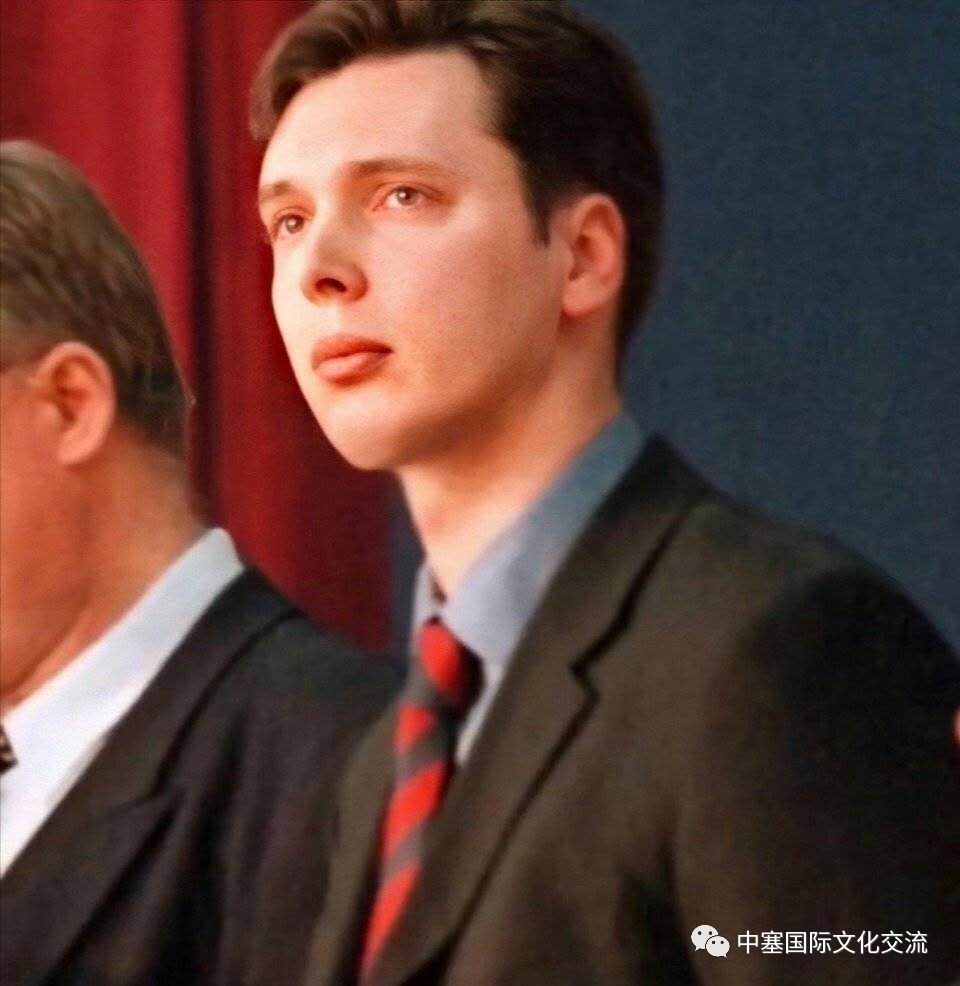 #塞尔维亚神编辑#冲上热搜！“铁板朋友来了！”网友：有点香