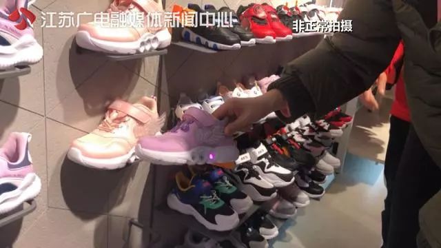 小孩爱穿的鞋,小朋友穿的鞋突然自燃