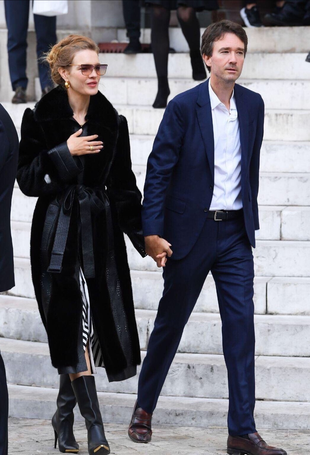 LV太子妃野外聚餐，遍地LV围巾当餐布用，满是金钱的味道看着心疼