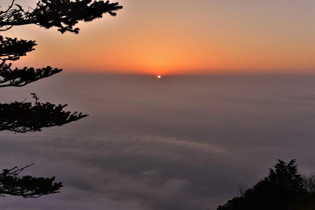 峨眉山金顶日月同辉高清大图,峨眉山日出云海彩虹风景