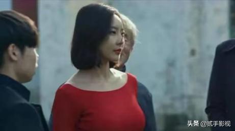 美女屠夫开肉店，生意火爆，警察不要工作，就想进来看一眼老板娘