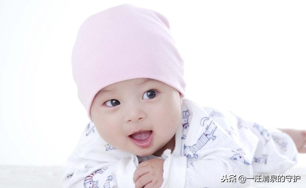 宝宝嘴唇总是干起皮的原因,宝宝嘴唇有白色的皮