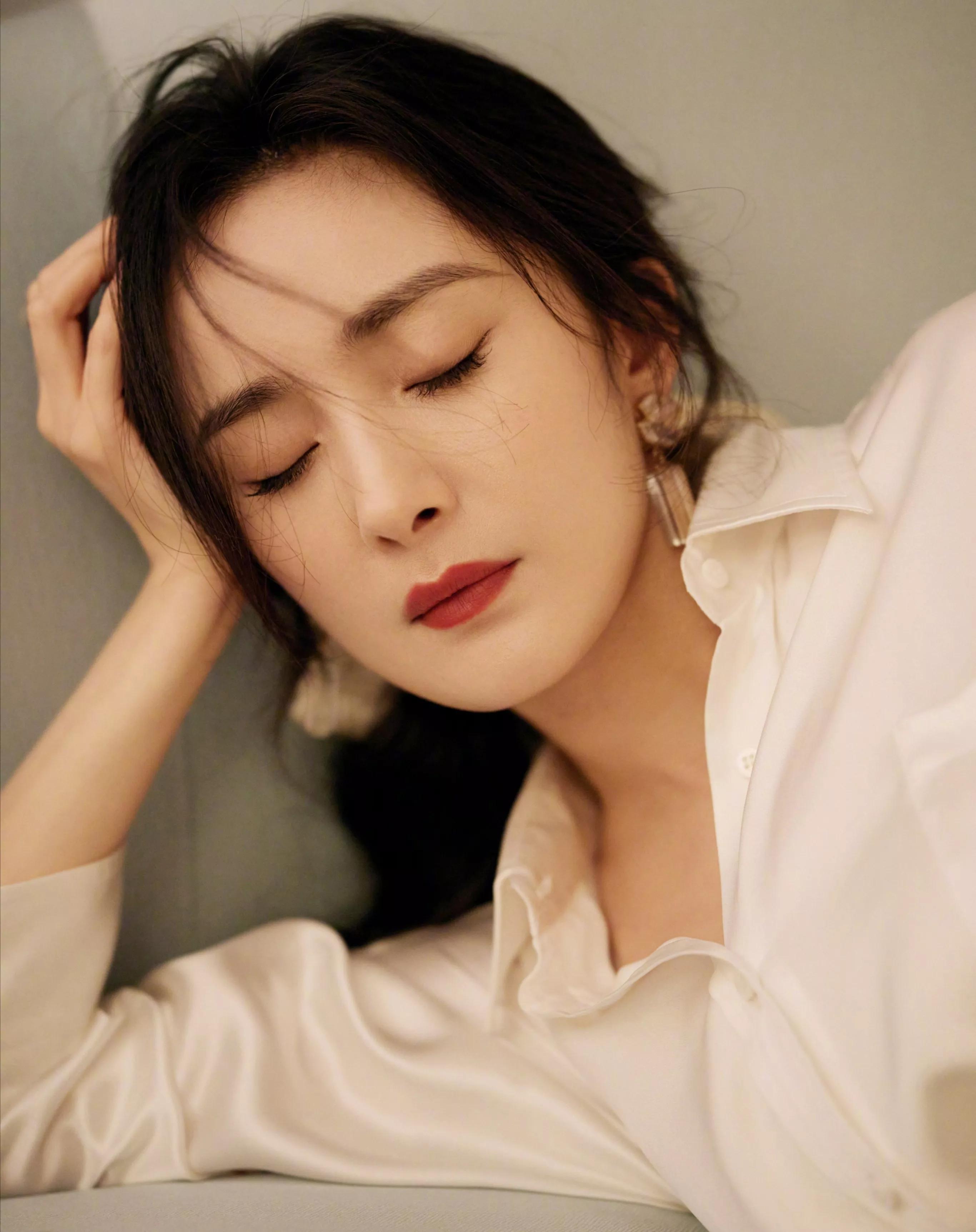 杨幂白色绸缎裙子写真视频,杨幂动感绸缎深v礼服花儿与少年