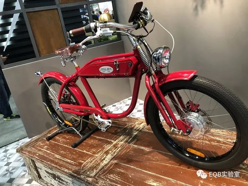 「米兰展独家」弯的电池？可当作充电宝的电池？外国人真会玩！