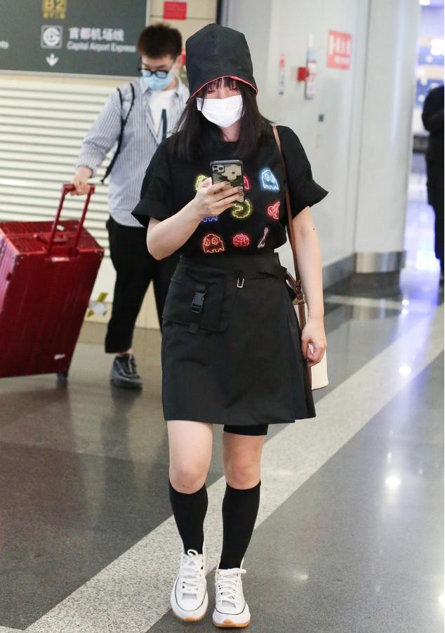 柳岩穿吊带裙红裙,柳岩穿足球服图片