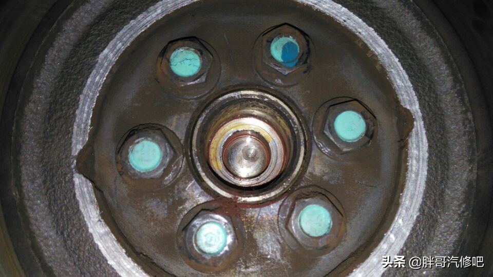 汽车挂档变速箱位置异响，胖哥抬变速箱发现原来是导向轴承问题