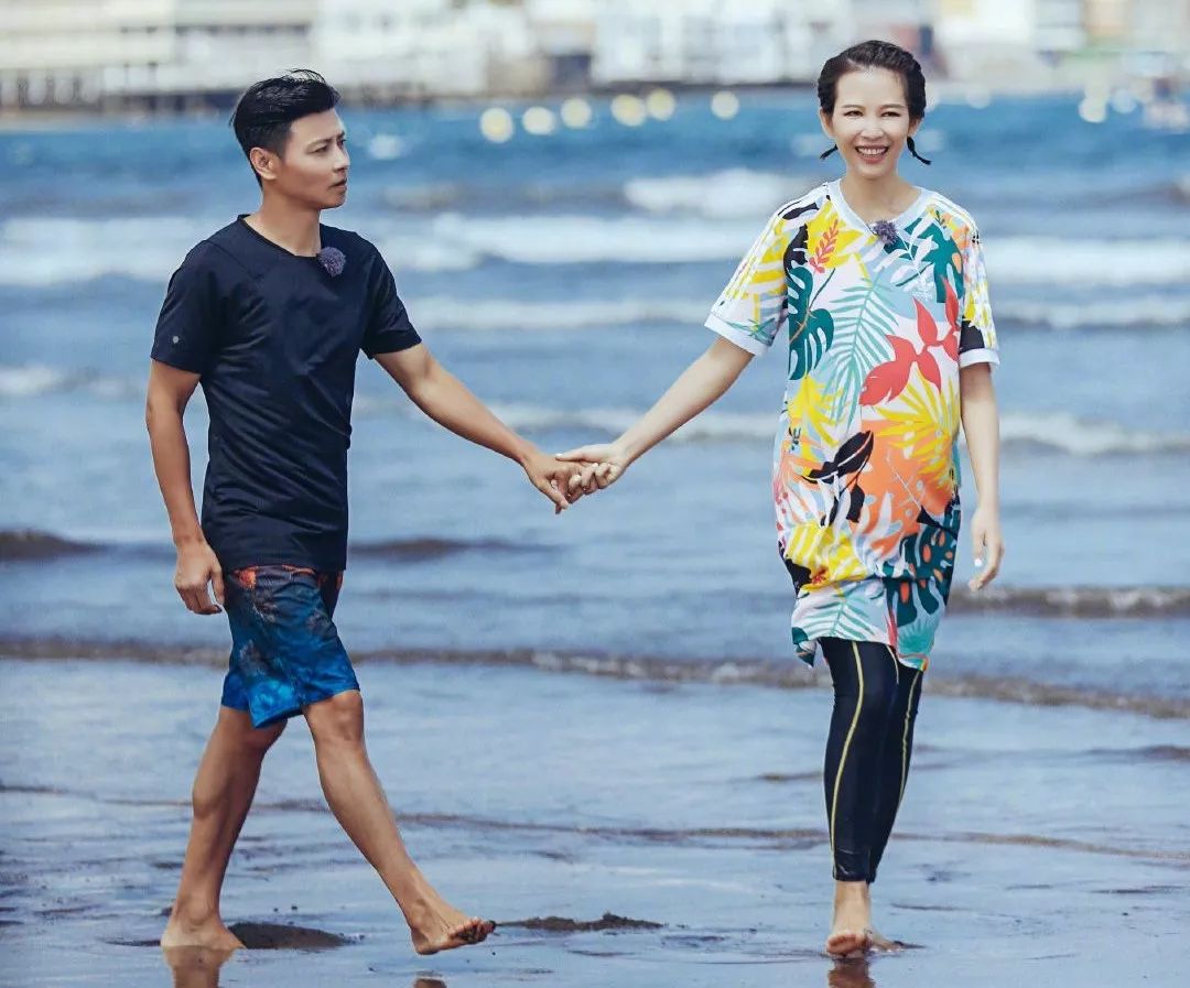 蔡少芬穿孕妇裙现身,46岁高龄产妇蔡少芬