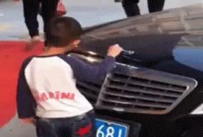 三个傻子跟我一块踢球gif,和两傻子在一起踢球gif