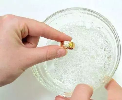 铂金钻戒一直佩戴会有磨损吗,黄金戒指戴久不亮怎么办