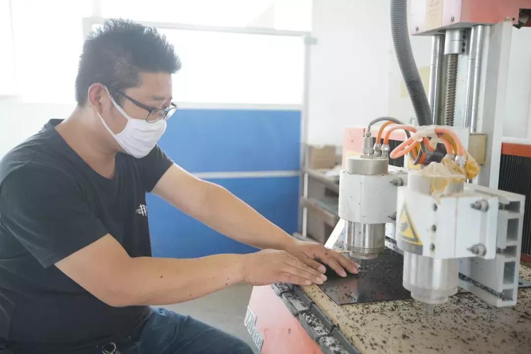 探访“网红”小镇:80万把乐器里的乡土经济学