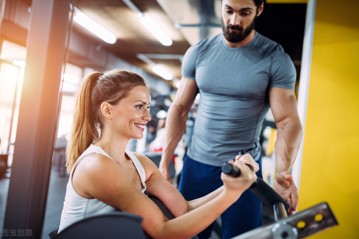 健身房锻炼上肢的健身器械怎么用 (健身小白怎么选择健身房)