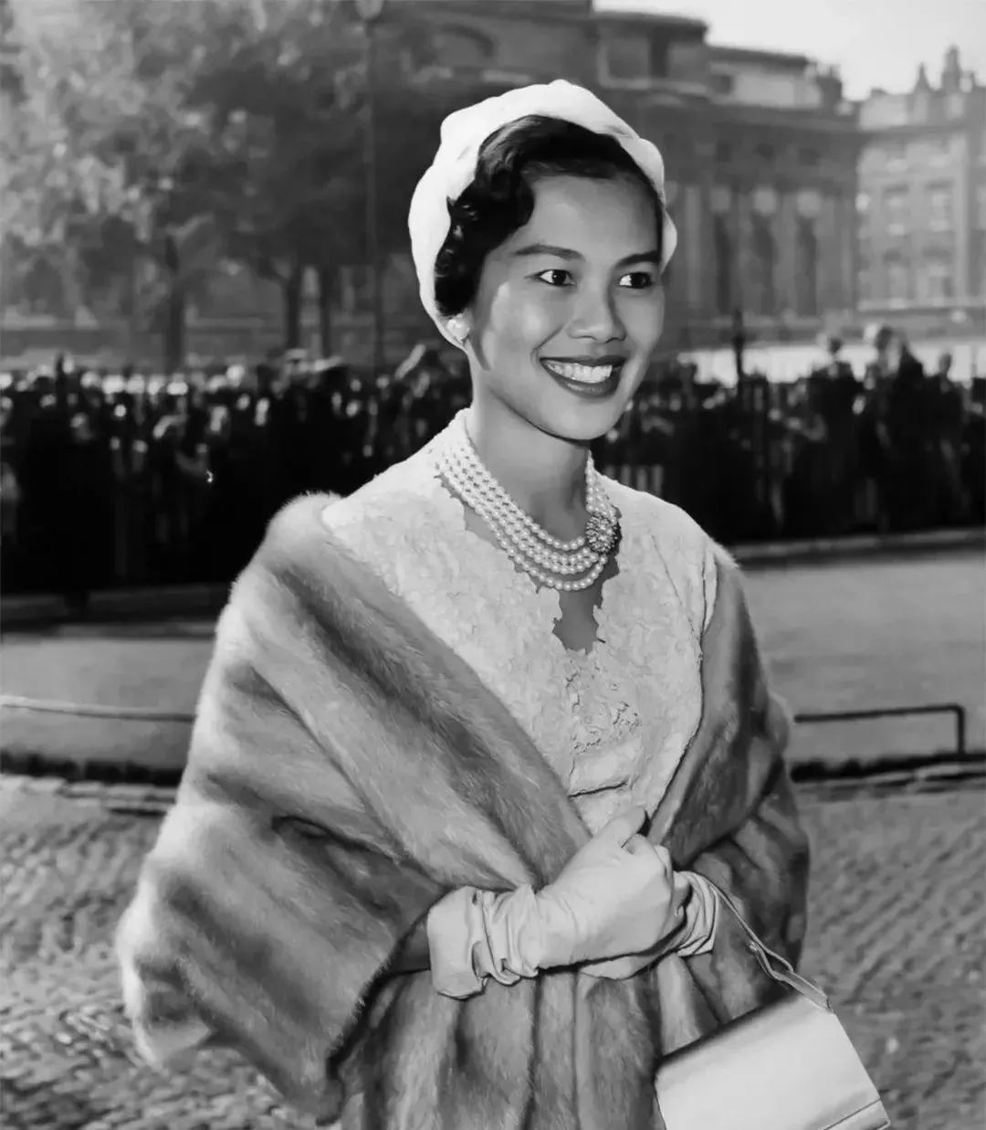 泰国王后诗丽吉年轻时候纪录片,泰国诗丽吉王后的珠宝