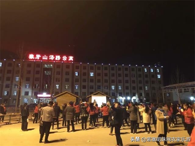 全靠8根钢柱支撑的玻璃栈道你敢挑战吗？保定狼牙山泽疆公寓酒店