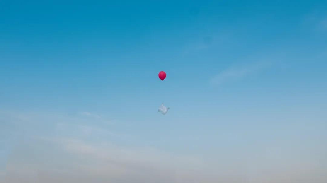 向对面出租屋射了一箭：80后妈妈王莹在城中村的实验艺术