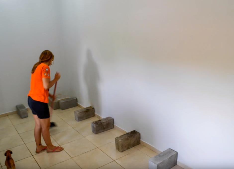 卖水果剩的塑料筐，老公堆在墙角做个L型衣帽间，还挺像回事的