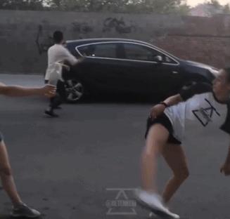 全世界都在挑战瓶盖，但请小心你的韧带