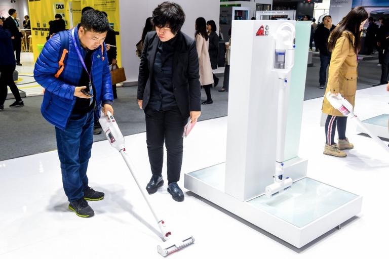 开启全能型清洁模式!小狗电器亮相AWE2019发布卧式吸尘器S9新品