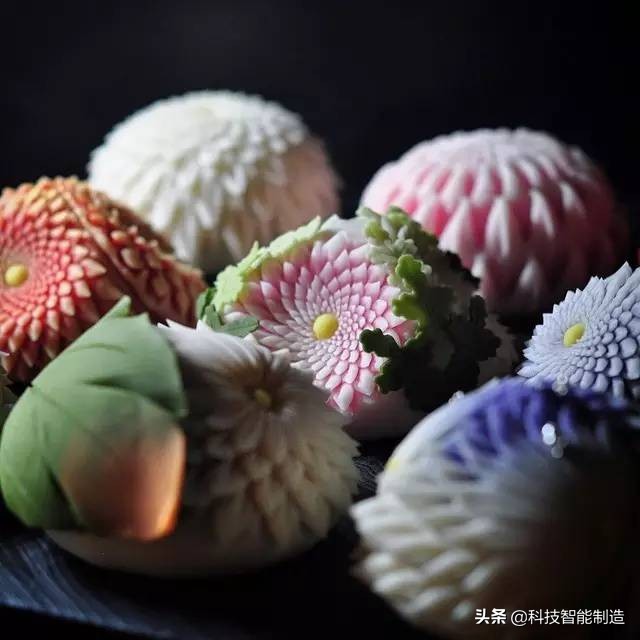 他说自己不是日本匠人，而是和果子艺术家，他做的和果子不忍吃掉