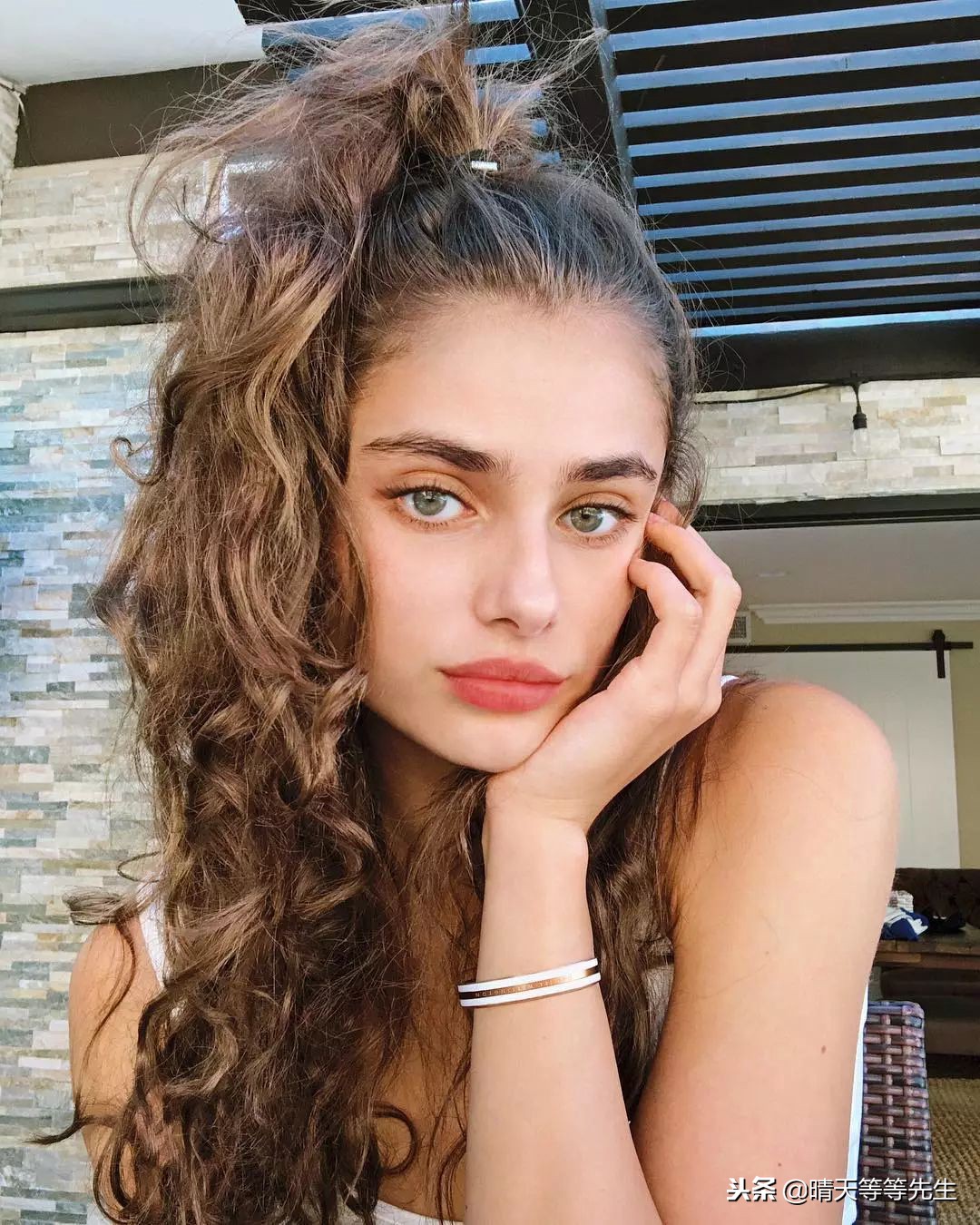 2018维密刘雯依旧气场,2018维密走秀完整视频刘雯