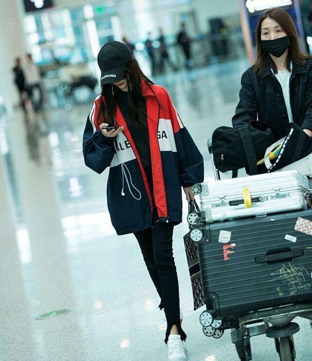 Baby这是碰到了什么造型师?这头发勒的好紧,看着就疼!