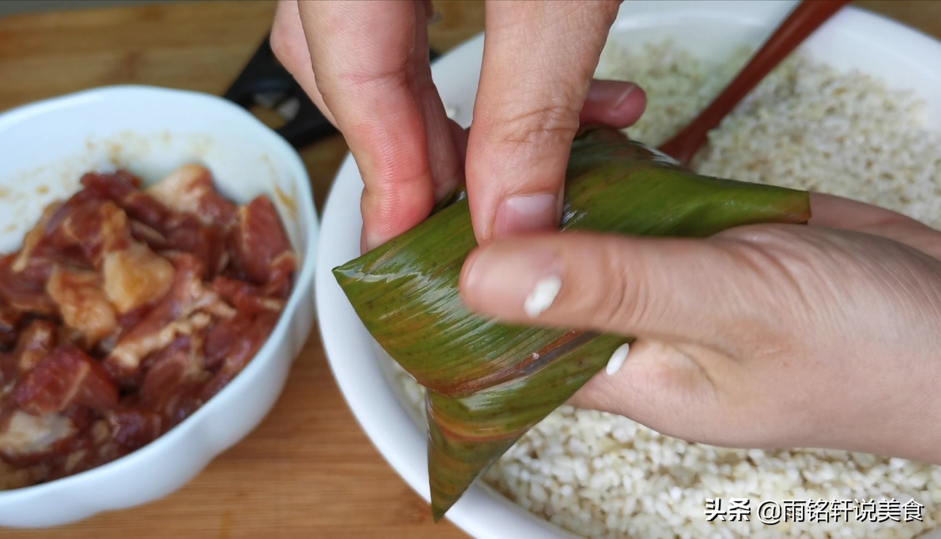 手把手教你包肉粽子，还不会的都看看，学会包给家人吃，咸香软糯