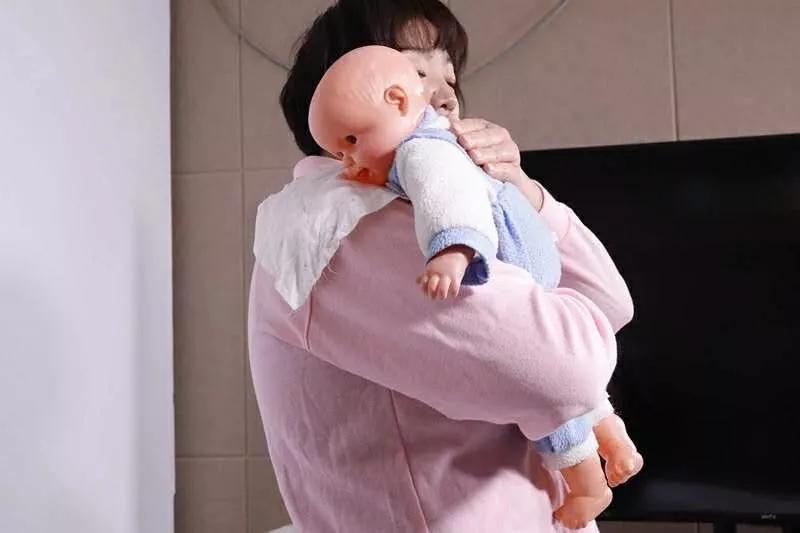 新生儿连续打嗝最有效的办法,新生儿打嗝简单的制止方法