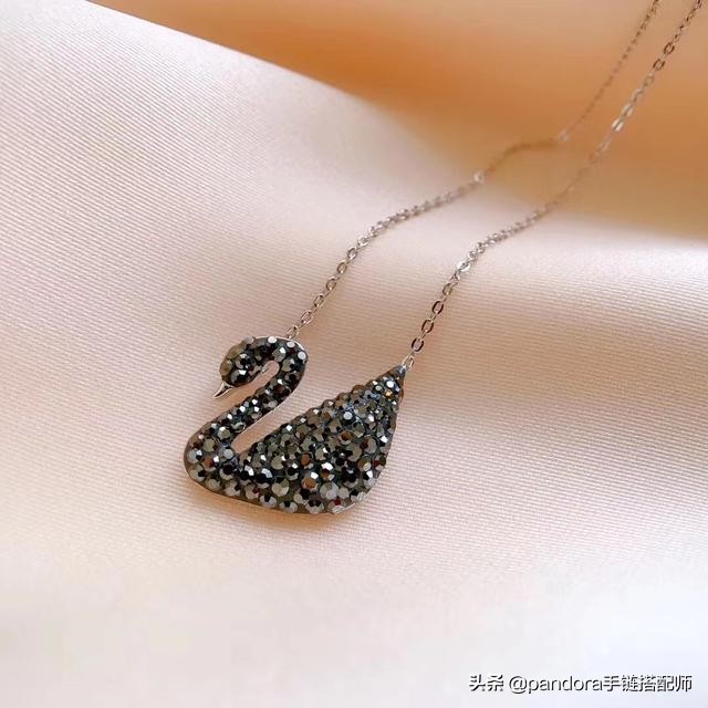 施华洛世奇黑天鹅和银天鹅哪个贵,施华洛世奇黑天鹅项链推荐视频