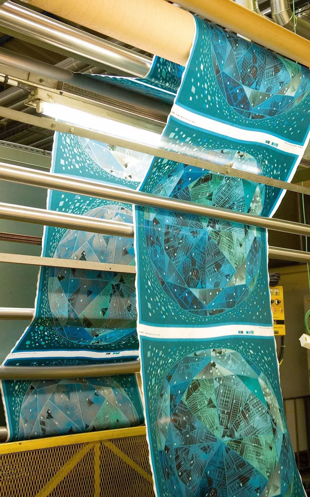 爱马仕丝巾为啥这么贵？7万多种颜色耗时两年看完就觉得值了